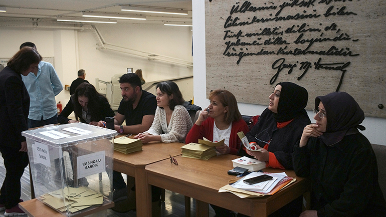 Πώς αντιμετωπίζουν οι Τούρκοι ψηφοφόροι τον δεύτερο γύρο των εκλογών – Διάχυτος ο διχασμός